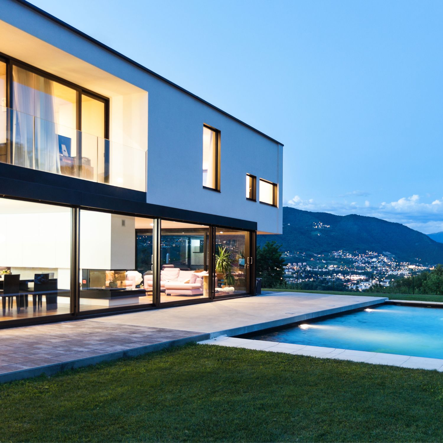 Villa moderna con piscina al atardecer