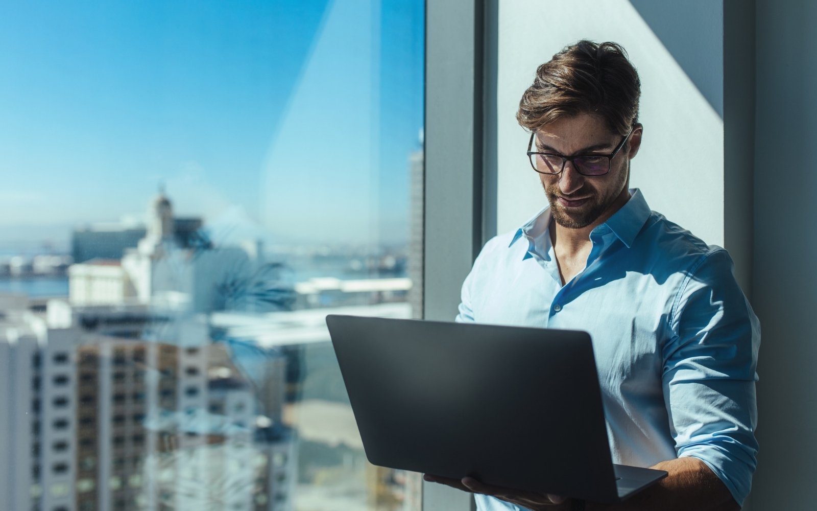 Inversor revisando una oportunidad inmobiliaria